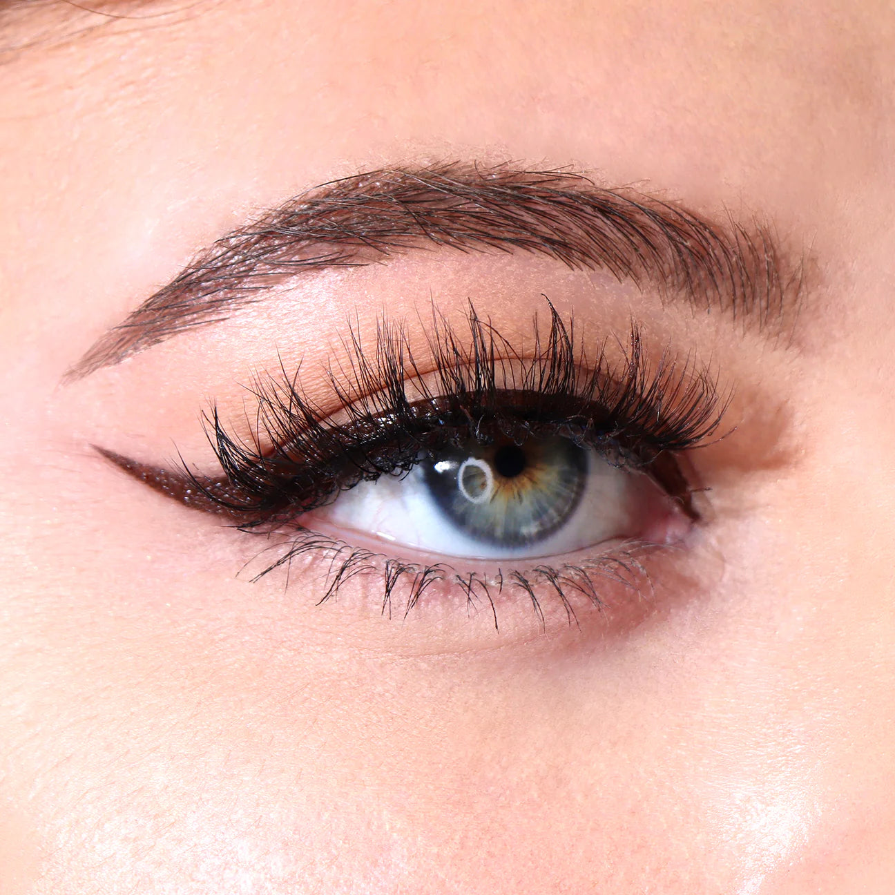 Delineador “Eye Catching Dip” (004, Brown)