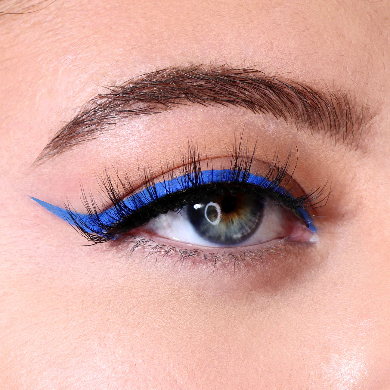 Delineador “Eye Catching Dip” (06, Azul real)