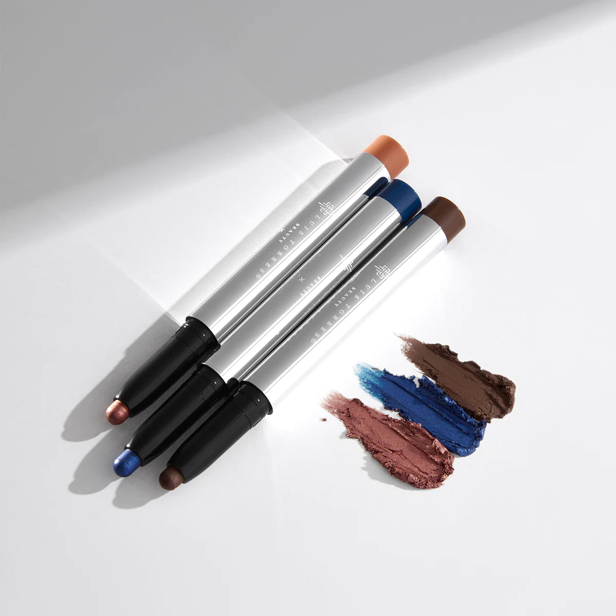 Sombra en crayón en crema Tru Treasure