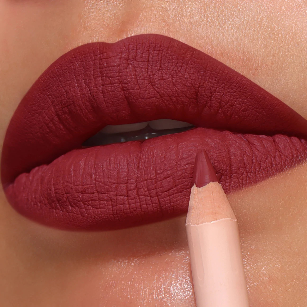 Lápiz De Labios ( 012 Daring Red )